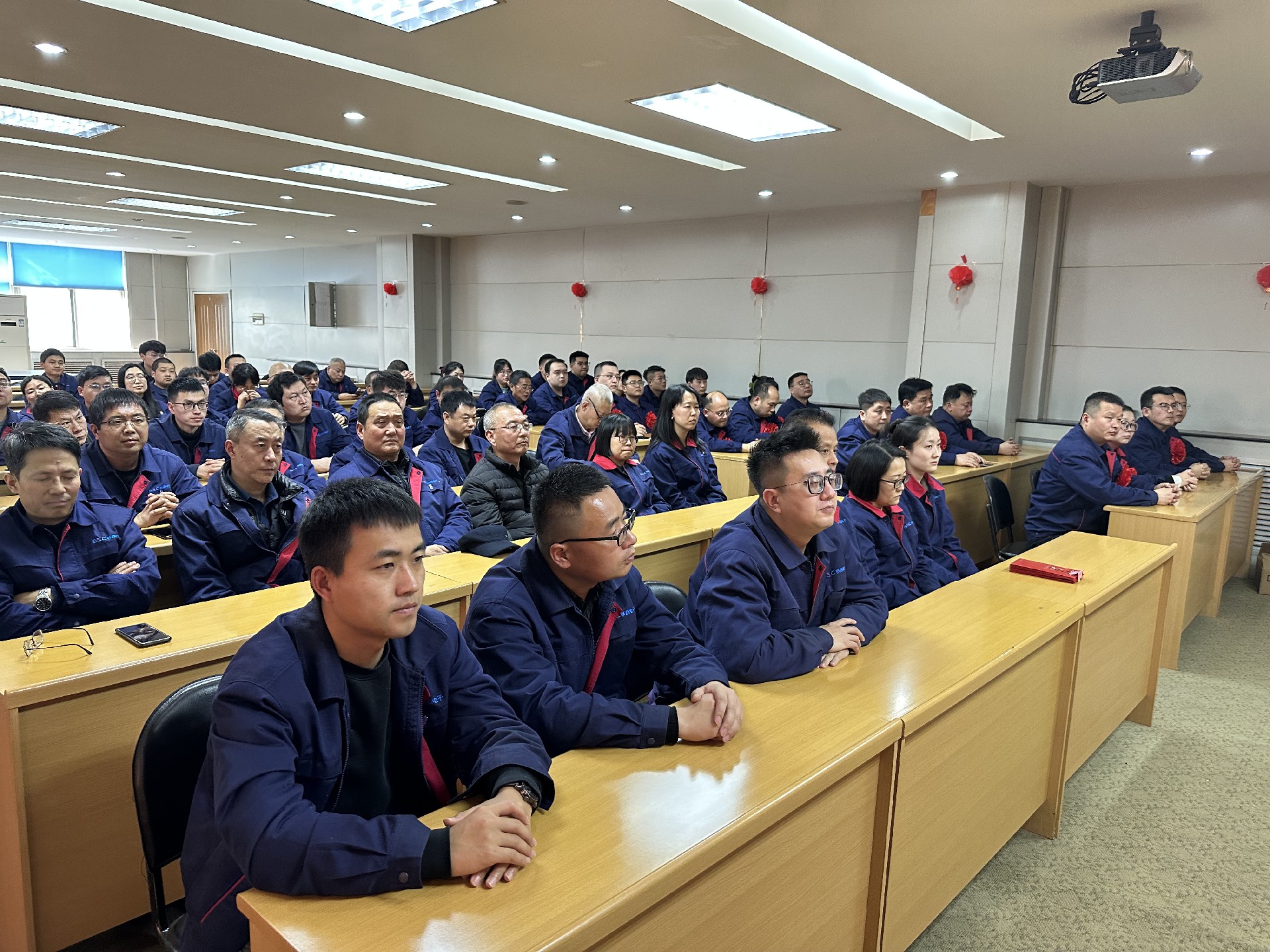 全体员工.jpg